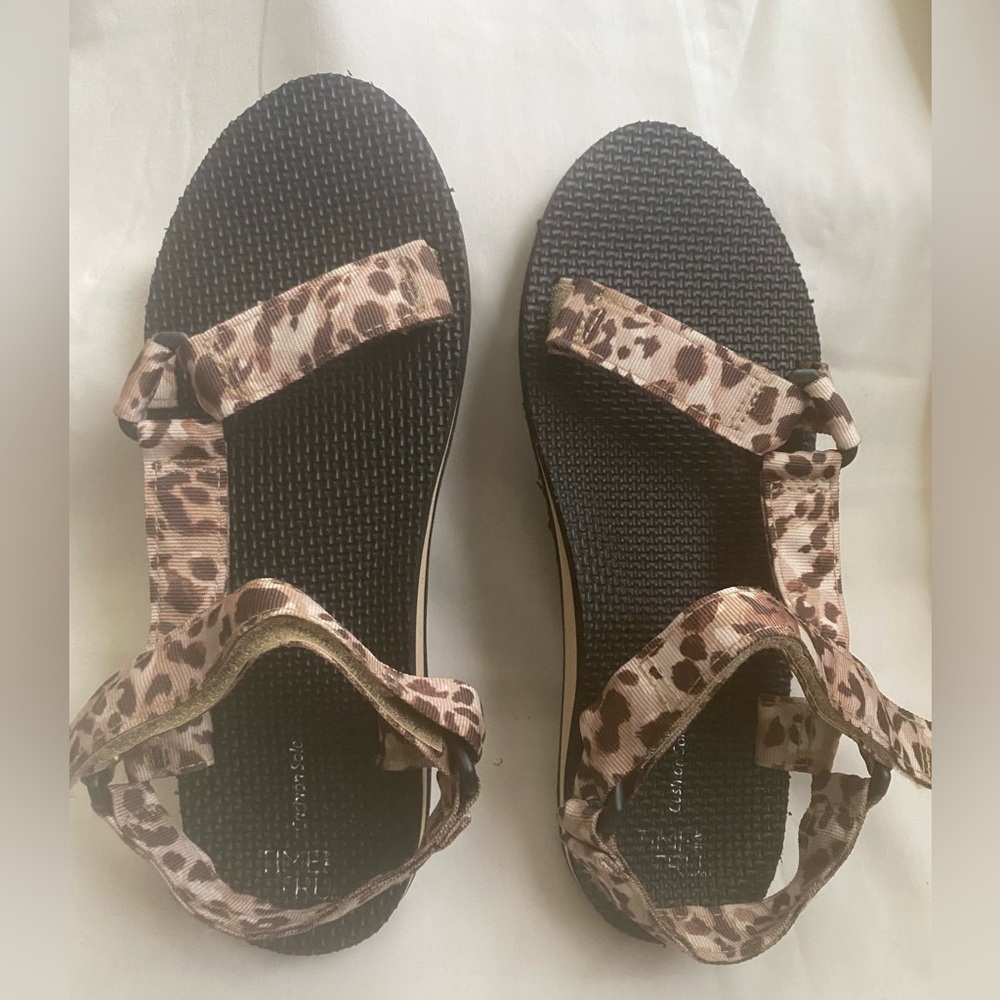 Leopard Print Women's Sandals - SIZE 8 - BRAND NEW - NEVER WORN - NWT